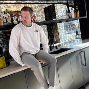 DJ