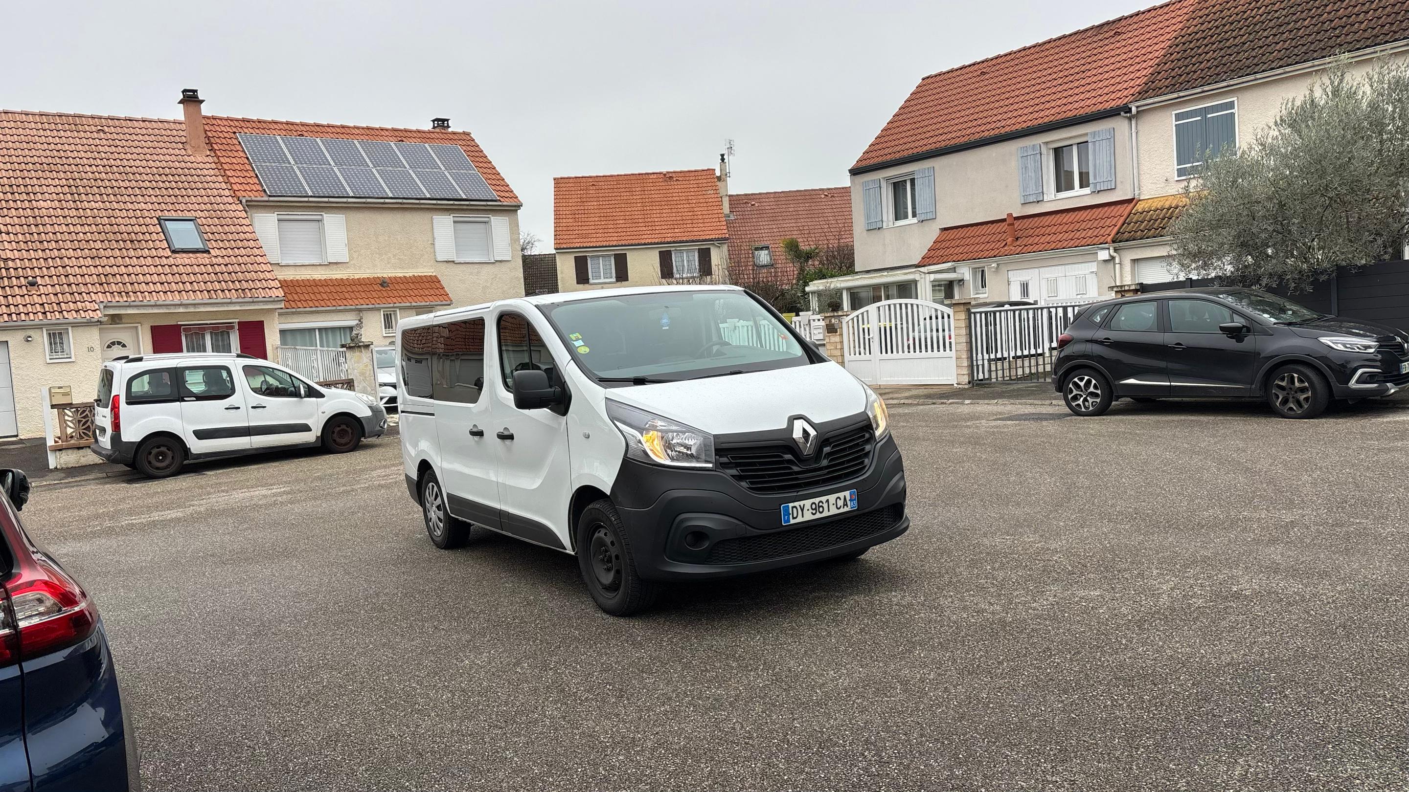 Renault TRAFIC III 2015 in Décines-Charpieu