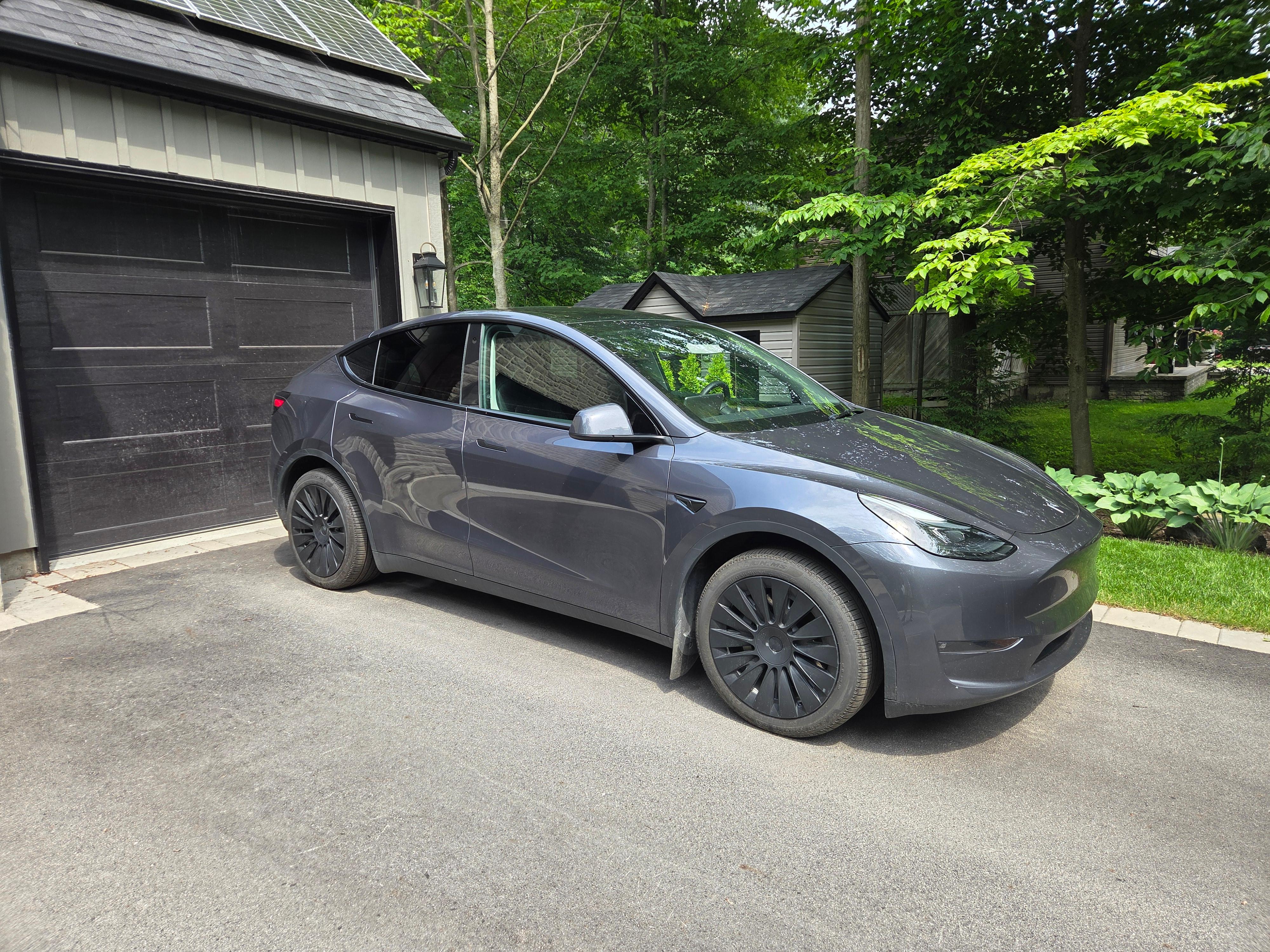 Tesla Model Y 2023 in Saint-Lazare, QC