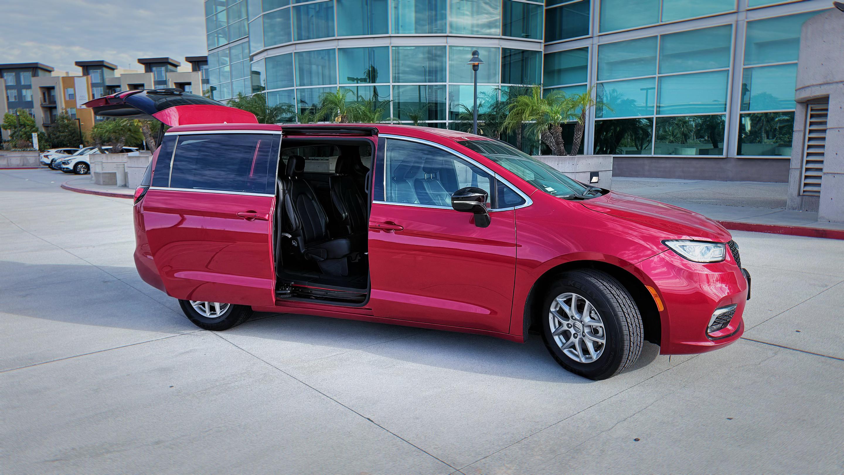 Chrysler Pacifica 2025 in Los Angeles, CA