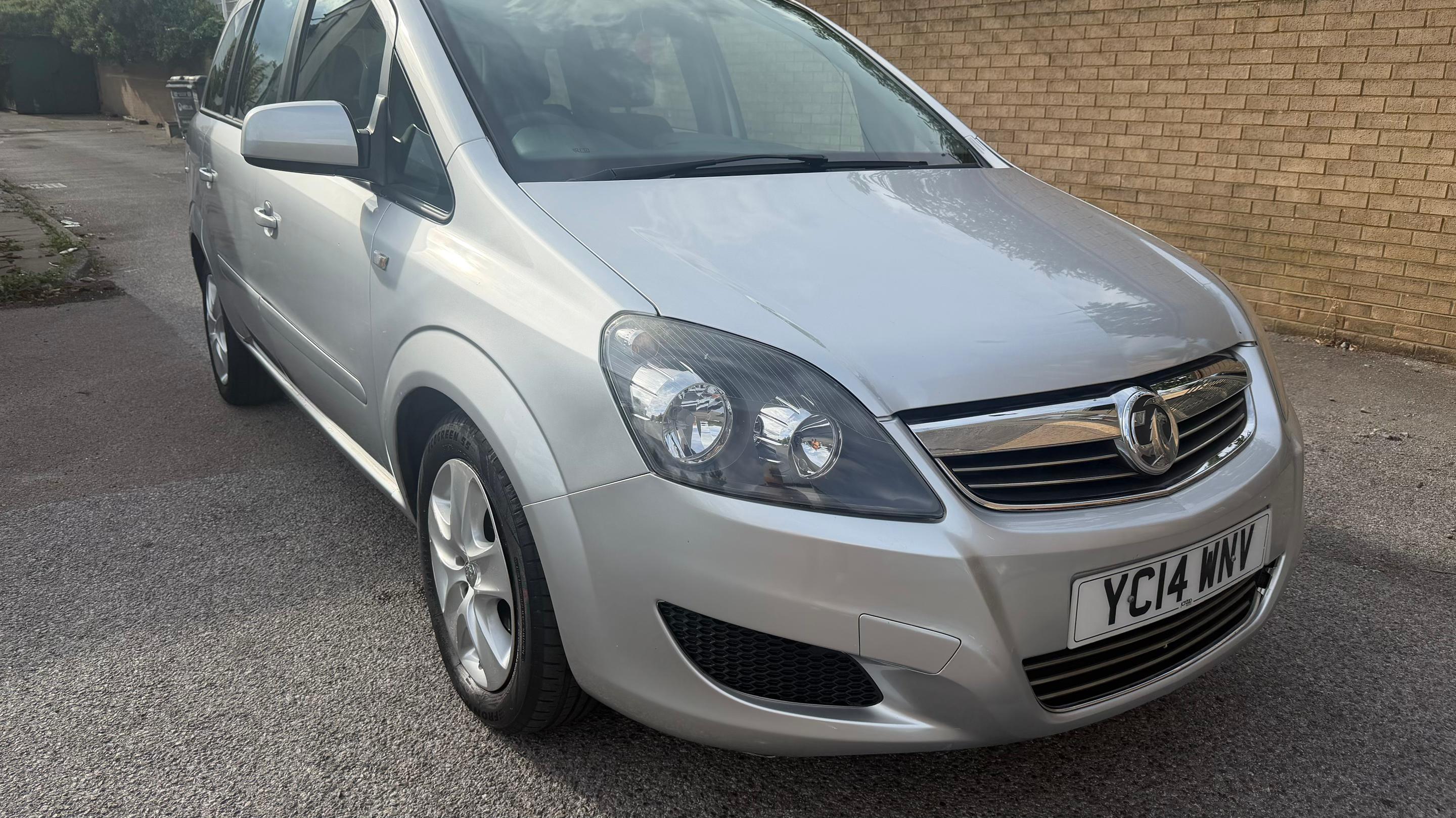 Vauxhall Zafira 2014 in London