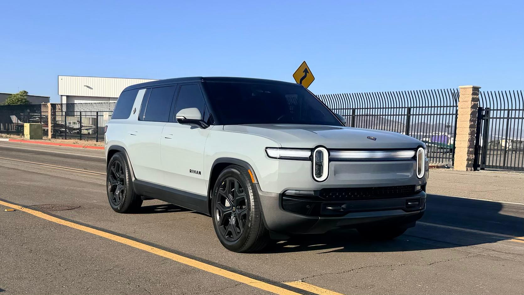 Rivian R1S 2025 in Temecula, CA