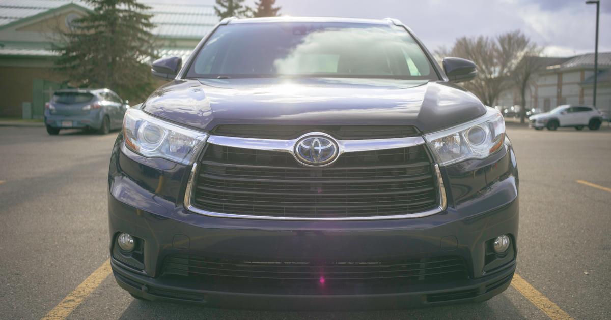 Toyota Highlander Hybrid 2015 rental in Calgary, AB by Ping G. | Turo