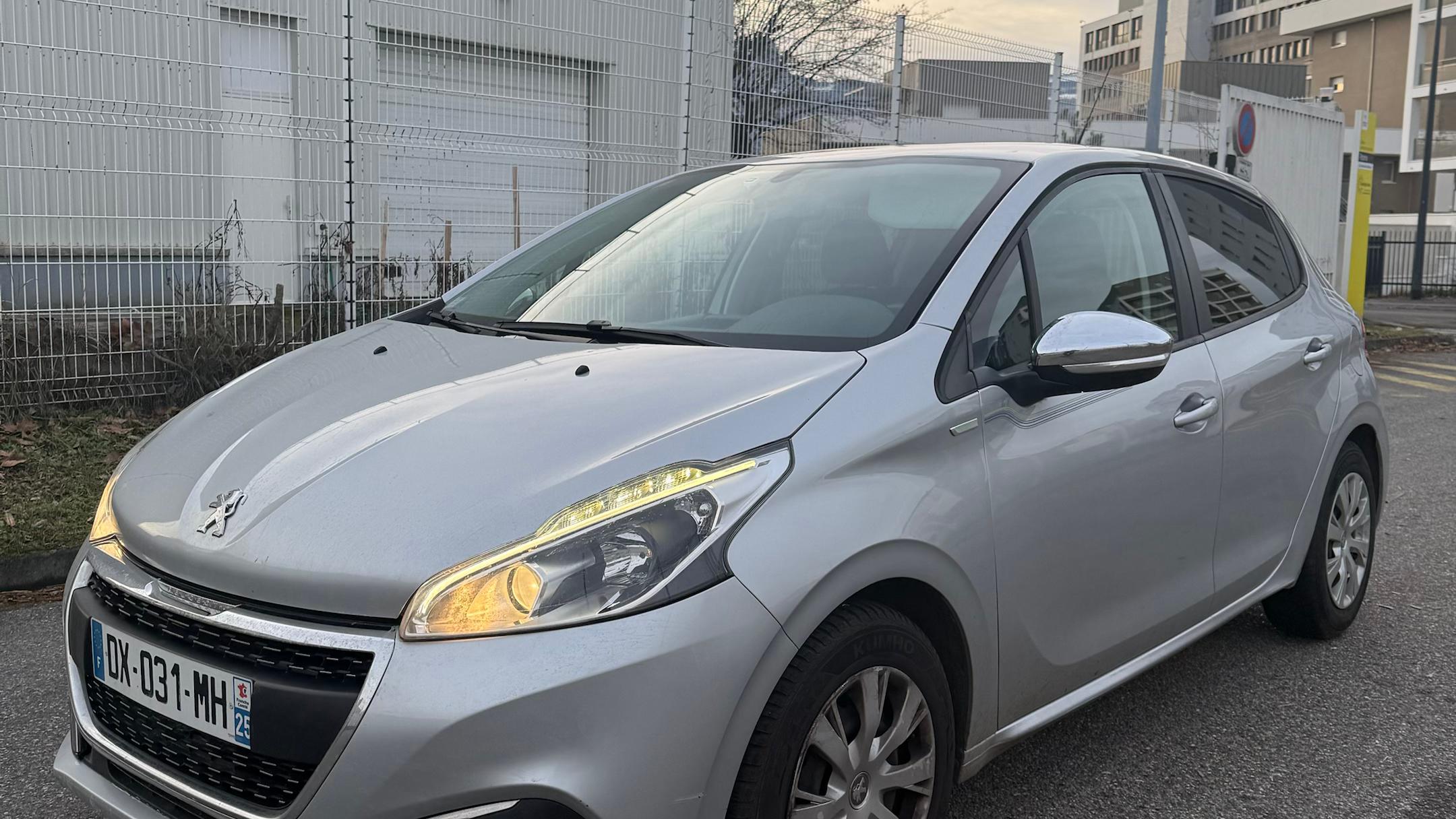 Peugeot 208 2015 à Grenoble