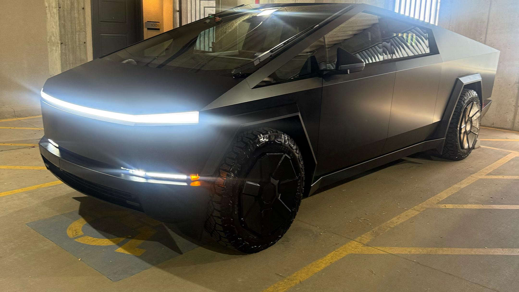 Tesla Cybertruck 2024 in El Paso, TX