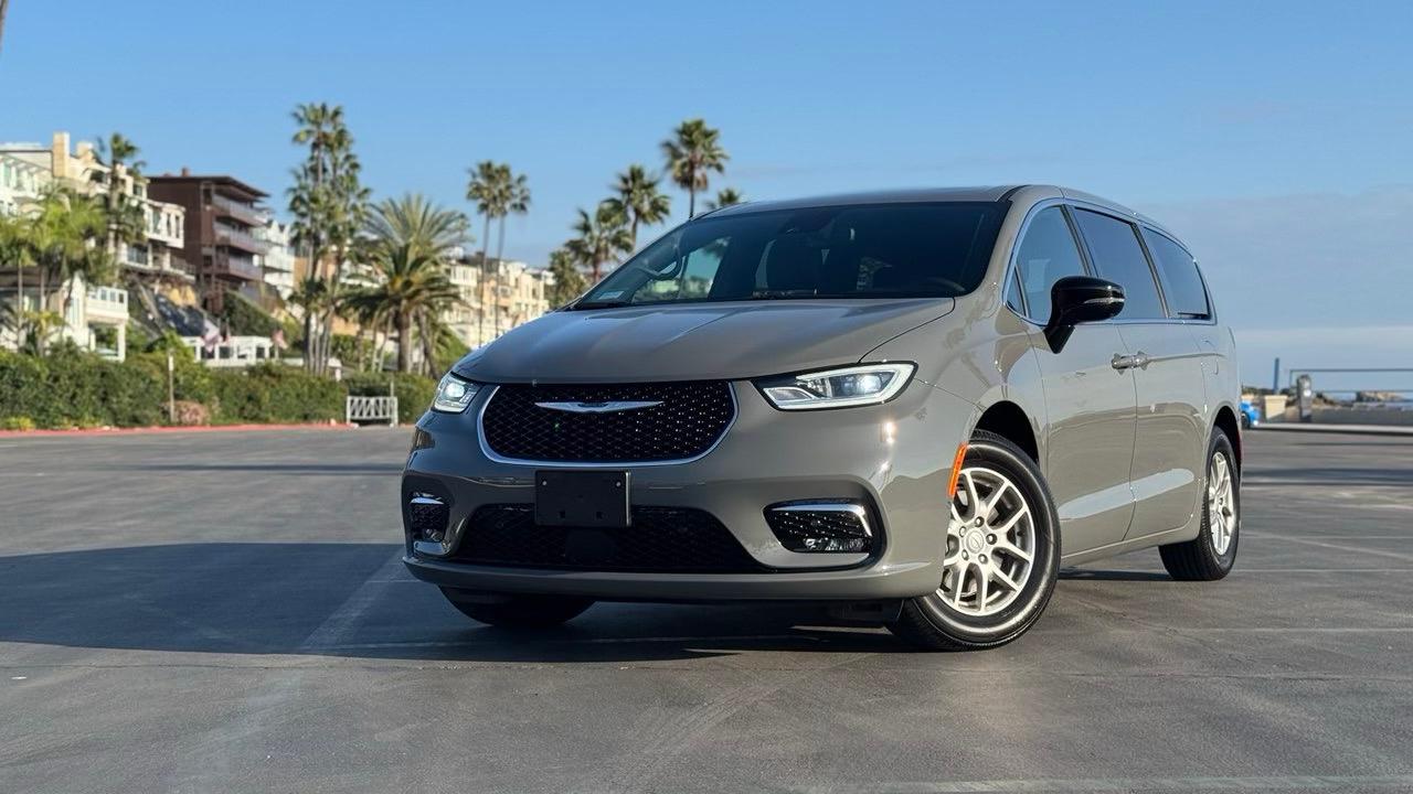 Chrysler Pacifica 2025 in Irvine, CA