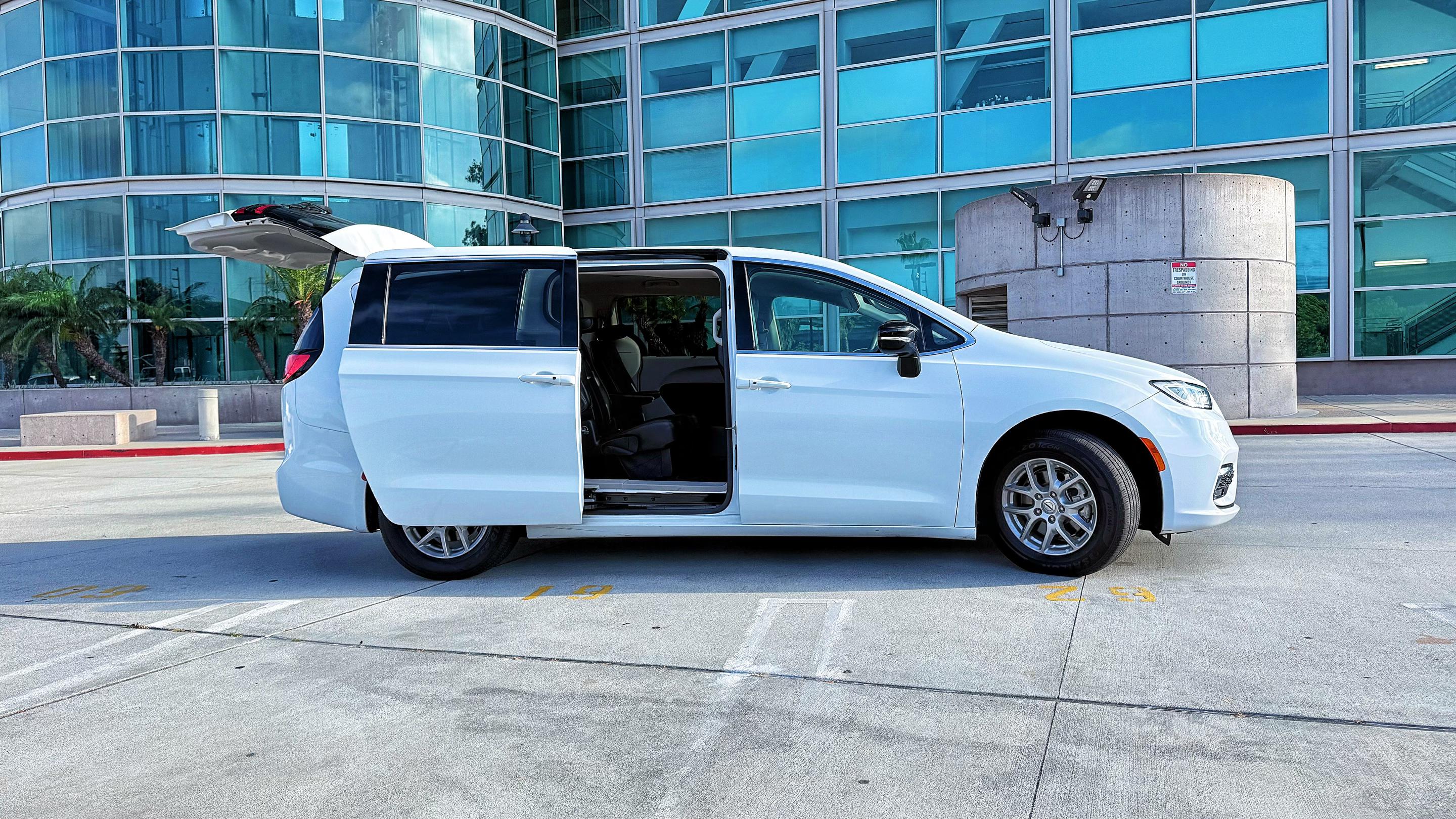 Chrysler Pacifica 2024 in Los Angeles, CA