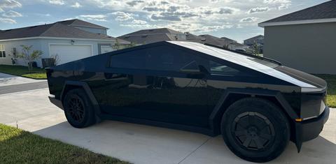 Tesla Cybertruck 2025