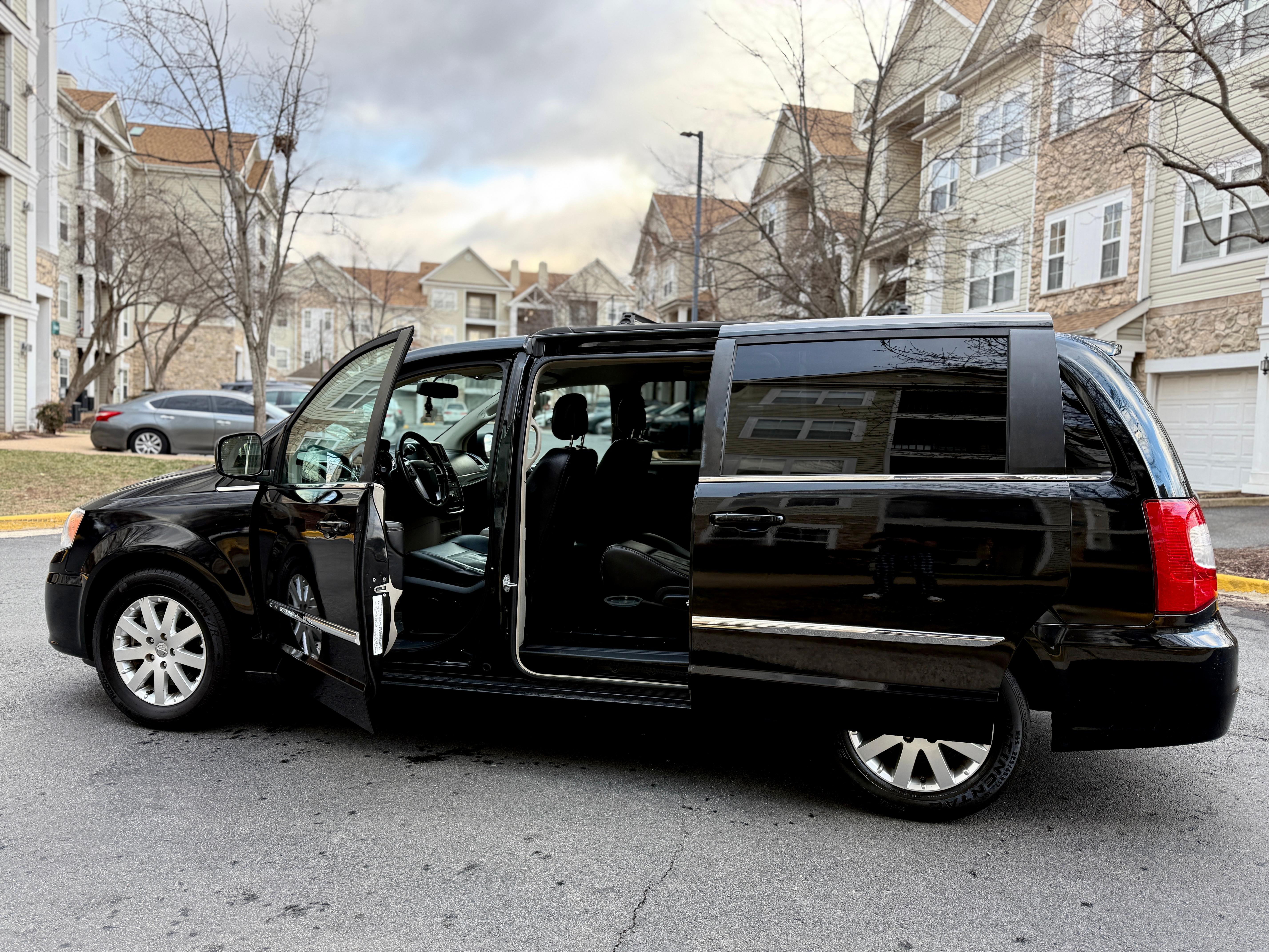 Chrysler Town & Country 2014 in Herndon, VA