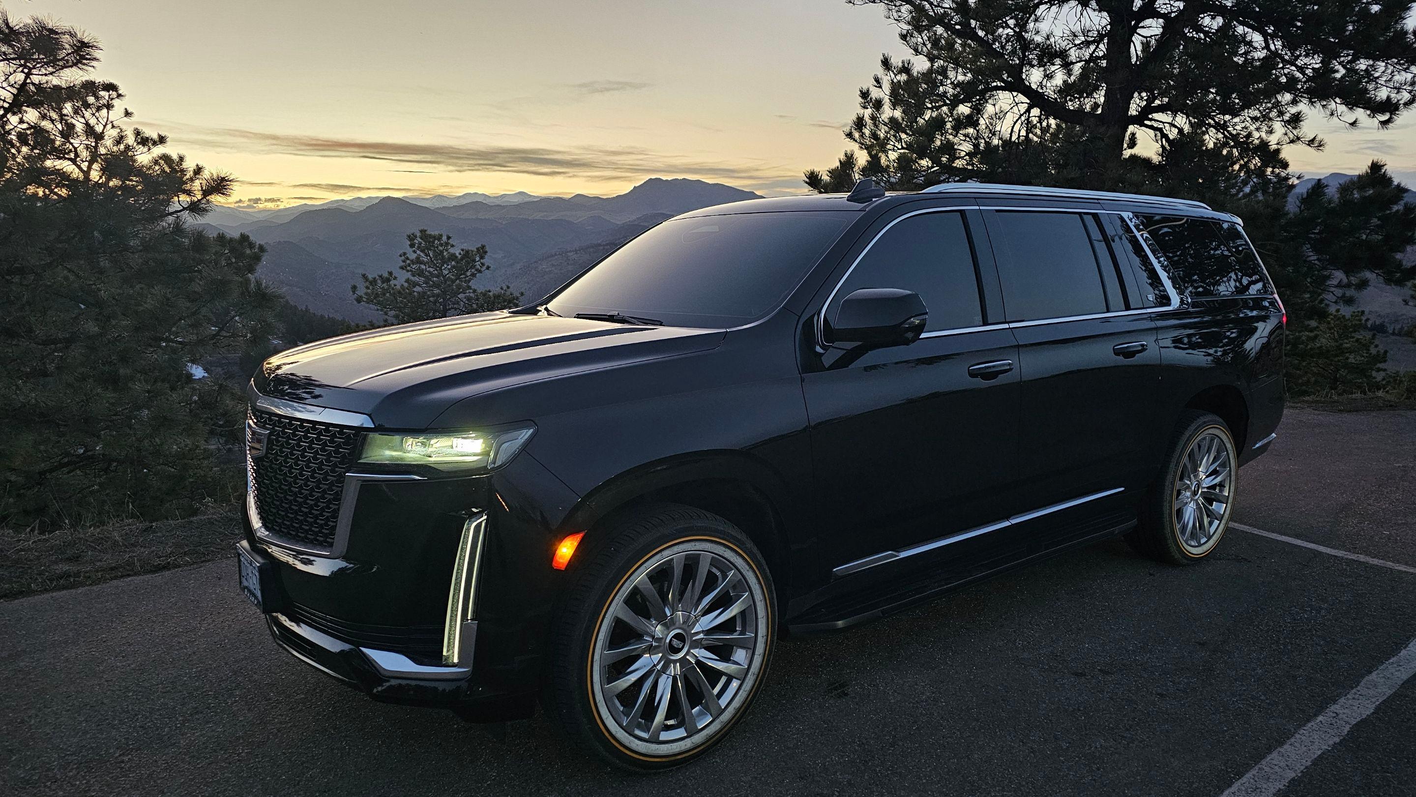 Cadillac Escalade ESV 2023 in 