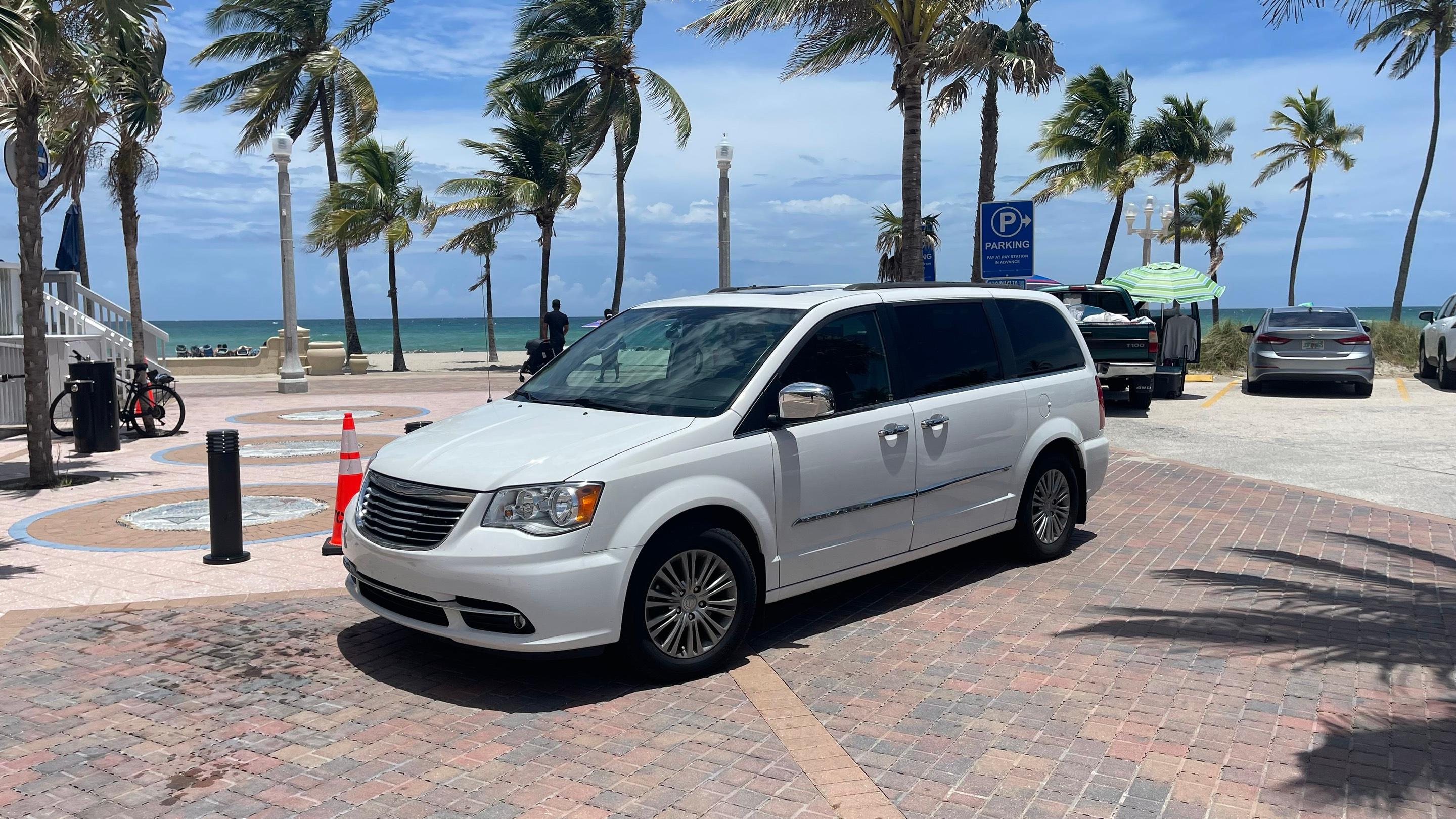 Chrysler Town & Country 2016 in Hollywood, FL
