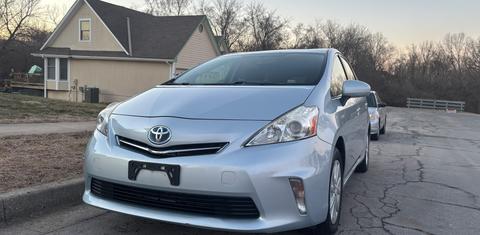 Toyota Prius v 2014