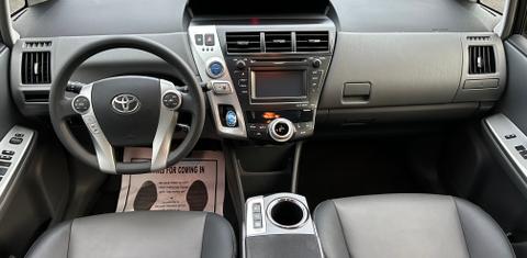 Toyota Prius v 2012