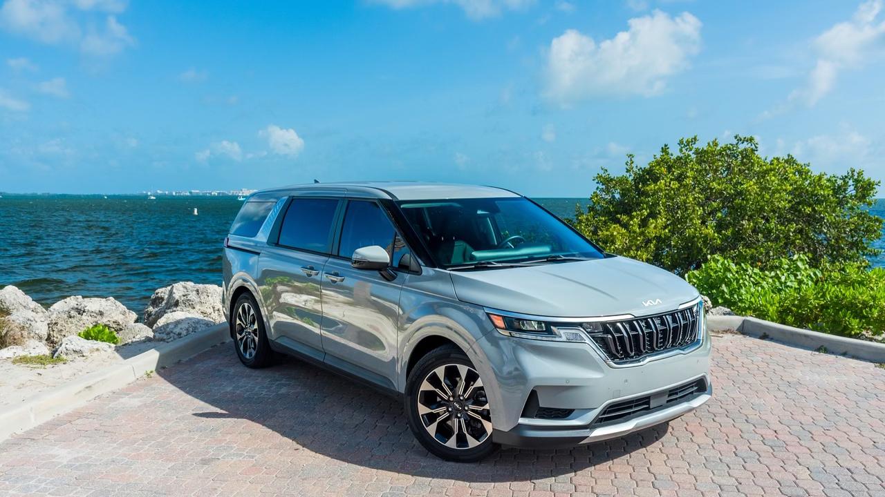 Kia Carnival 2023 in Dania Beach, FL