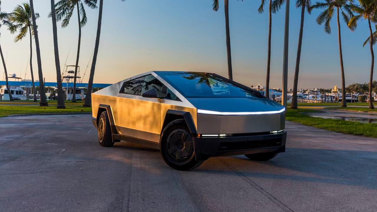 Tesla Cybertruck 2024 in Miami, FL