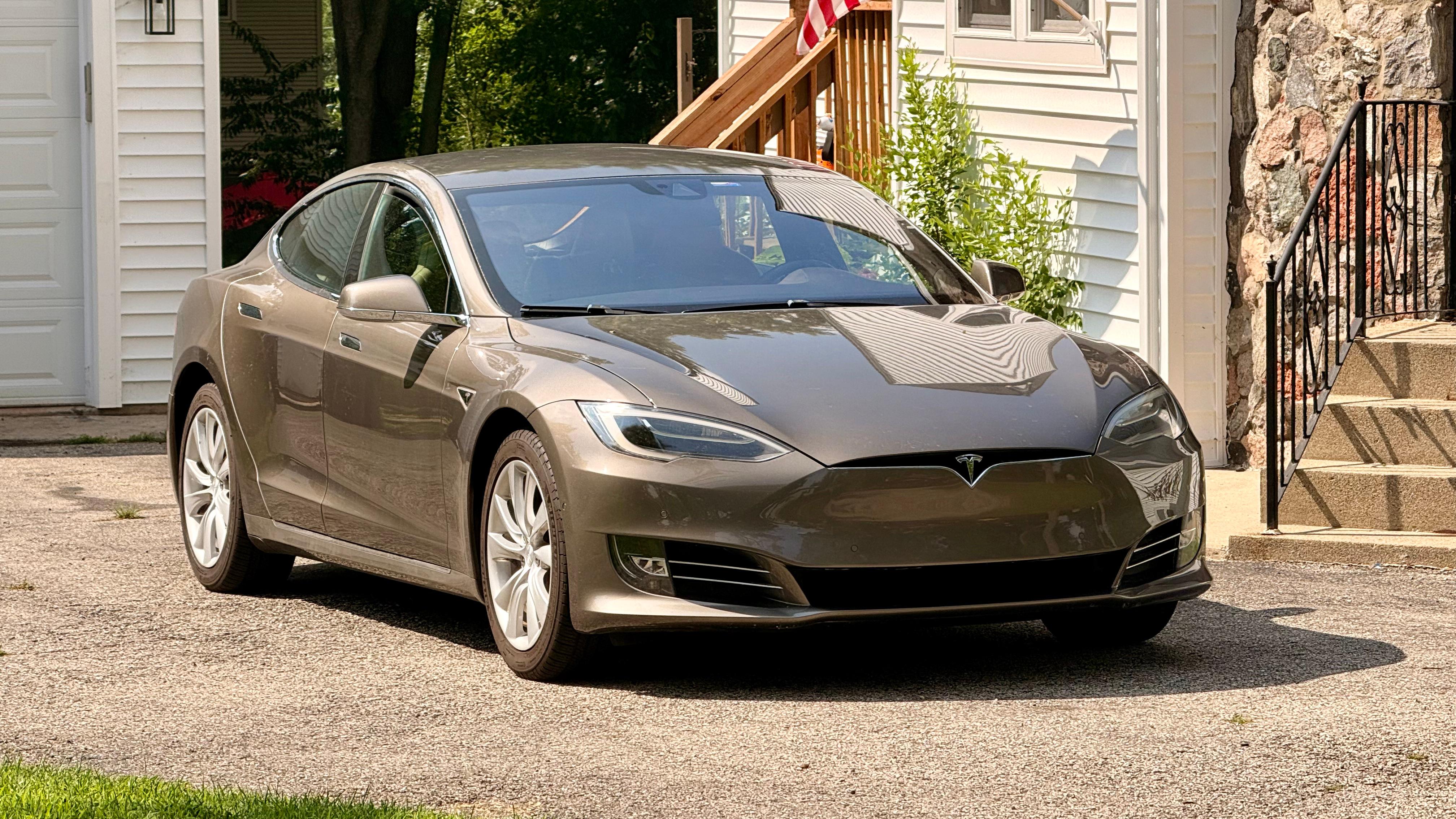 Tesla Model S 2016 in Fox River Grove, IL