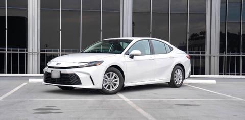 Toyota Camry Hybrid 2026