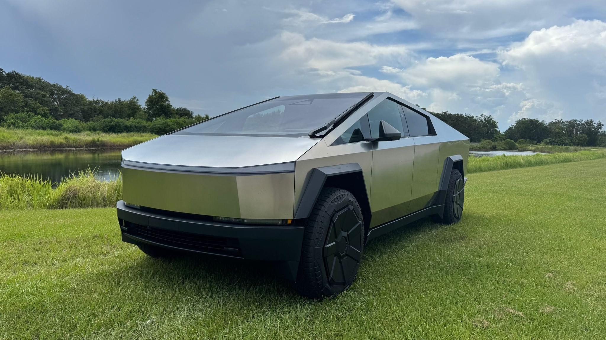 Tesla Cybertruck 2025 in Kissimmee, FL