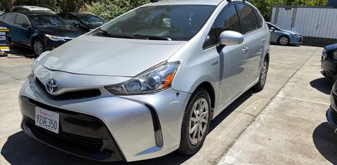 Toyota Prius v 2015