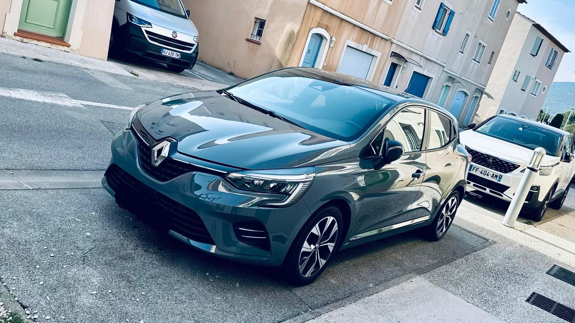 Renault CLIO V 2021 à Roquebrune-sur-argens
