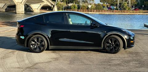 Tesla Model Y 2025