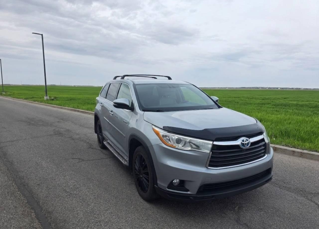 Toyota Highlander Hybrid 2015 in Calgary, AB