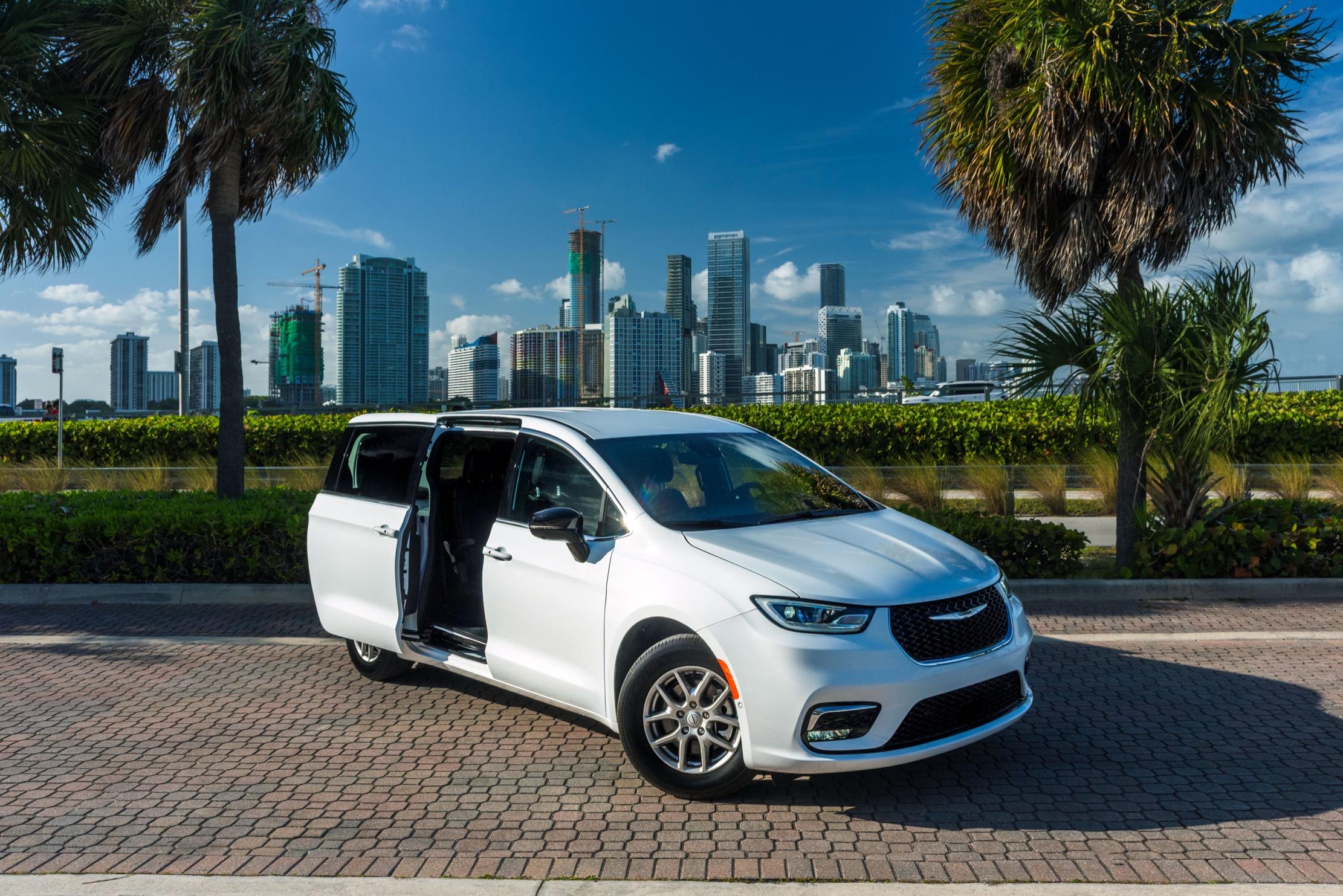 Chrysler Pacifica 2026 in Miami, FL