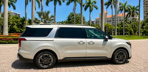 Kia Carnival Hybrid 2025