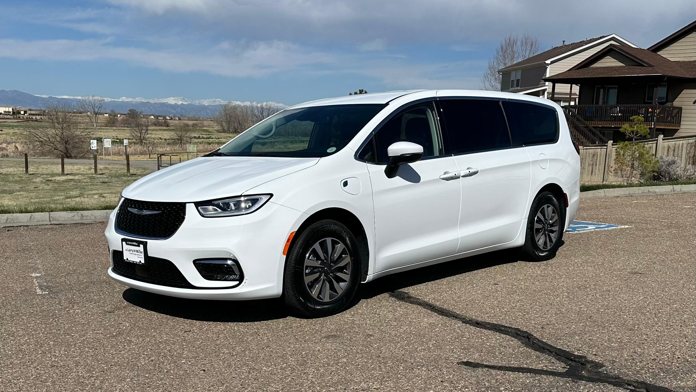 Chrysler Pacifica 2023 in Aurora, CO