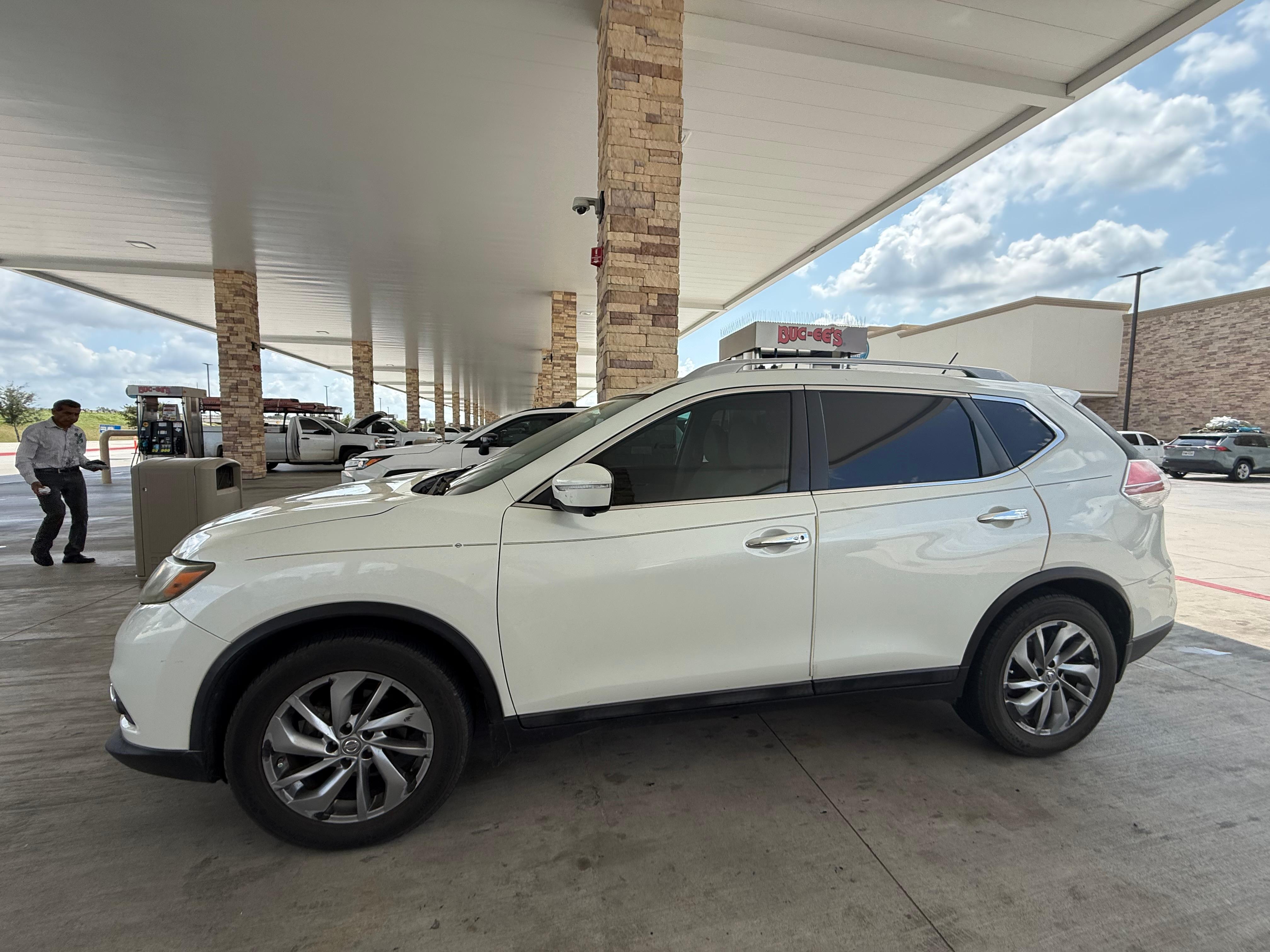 Nissan Rogue 2015 in Waelder, TX