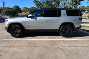 Rivian R1S 2023 in Dallas