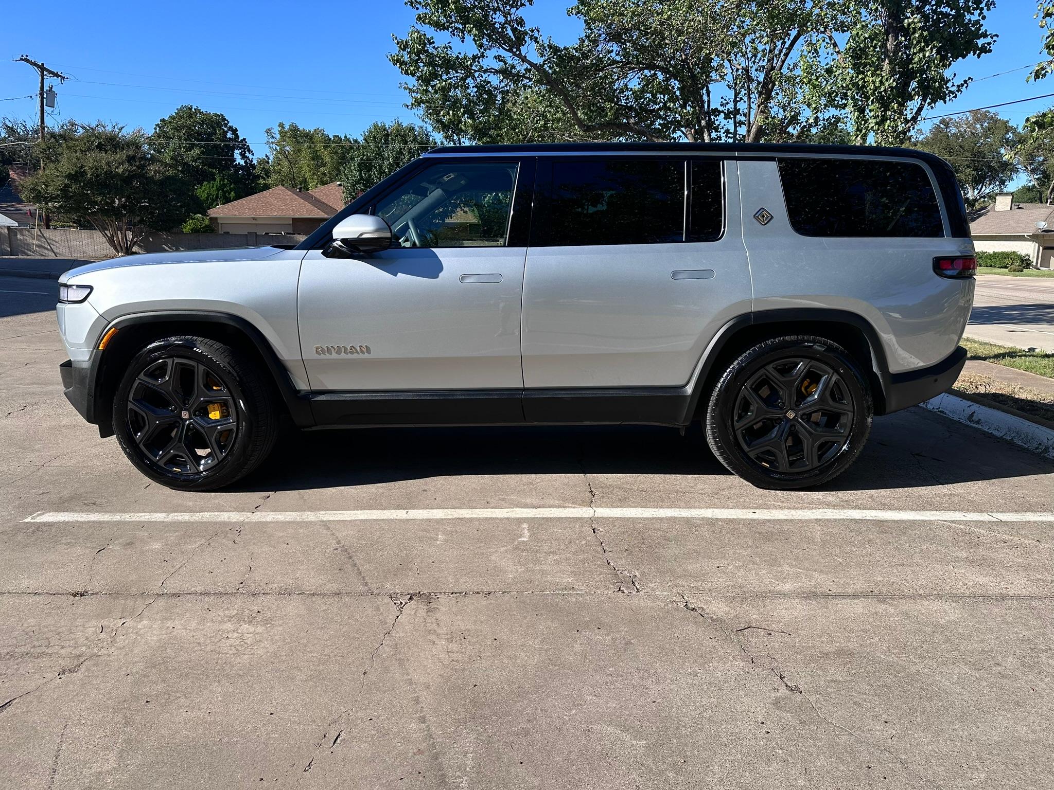 Rivian R1S 2023 in Dallas, TX