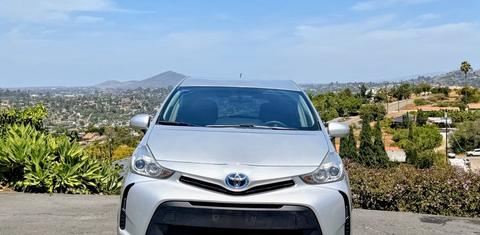 Toyota Prius v 2015