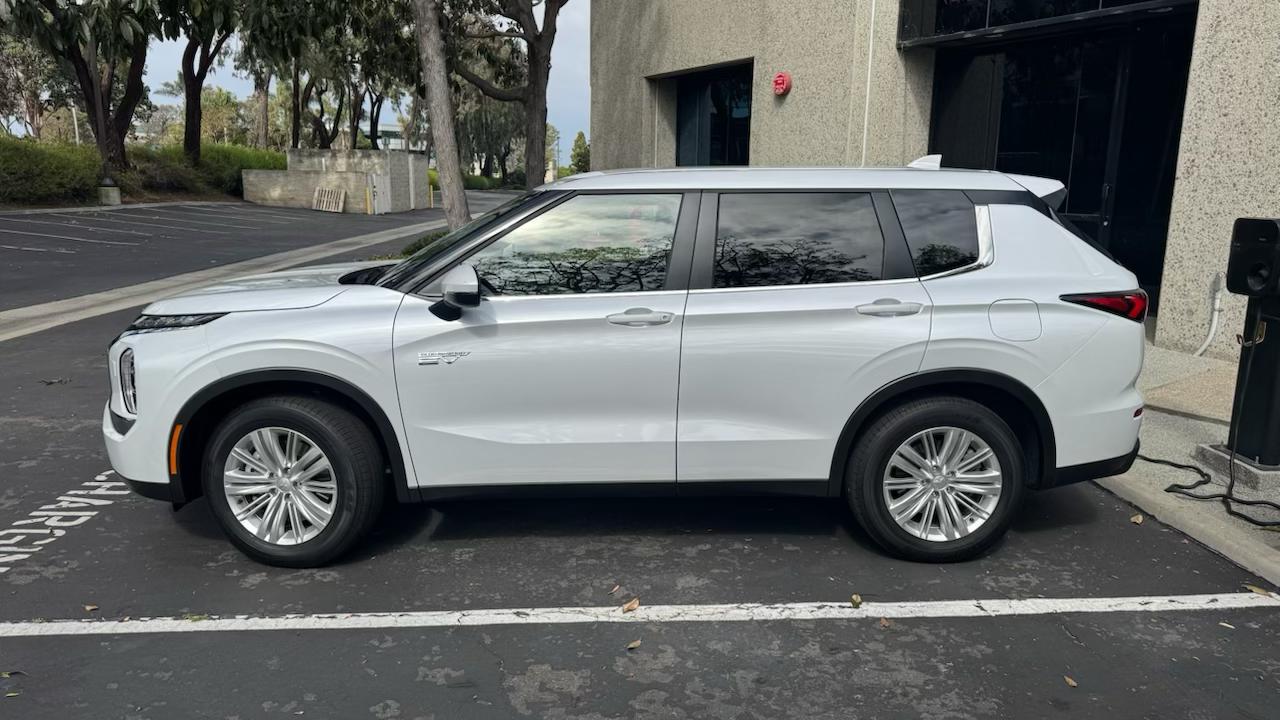 Mitsubishi Outlander Plug-In Hybrid 2025 in 