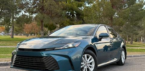Toyota Camry Hybrid 2026