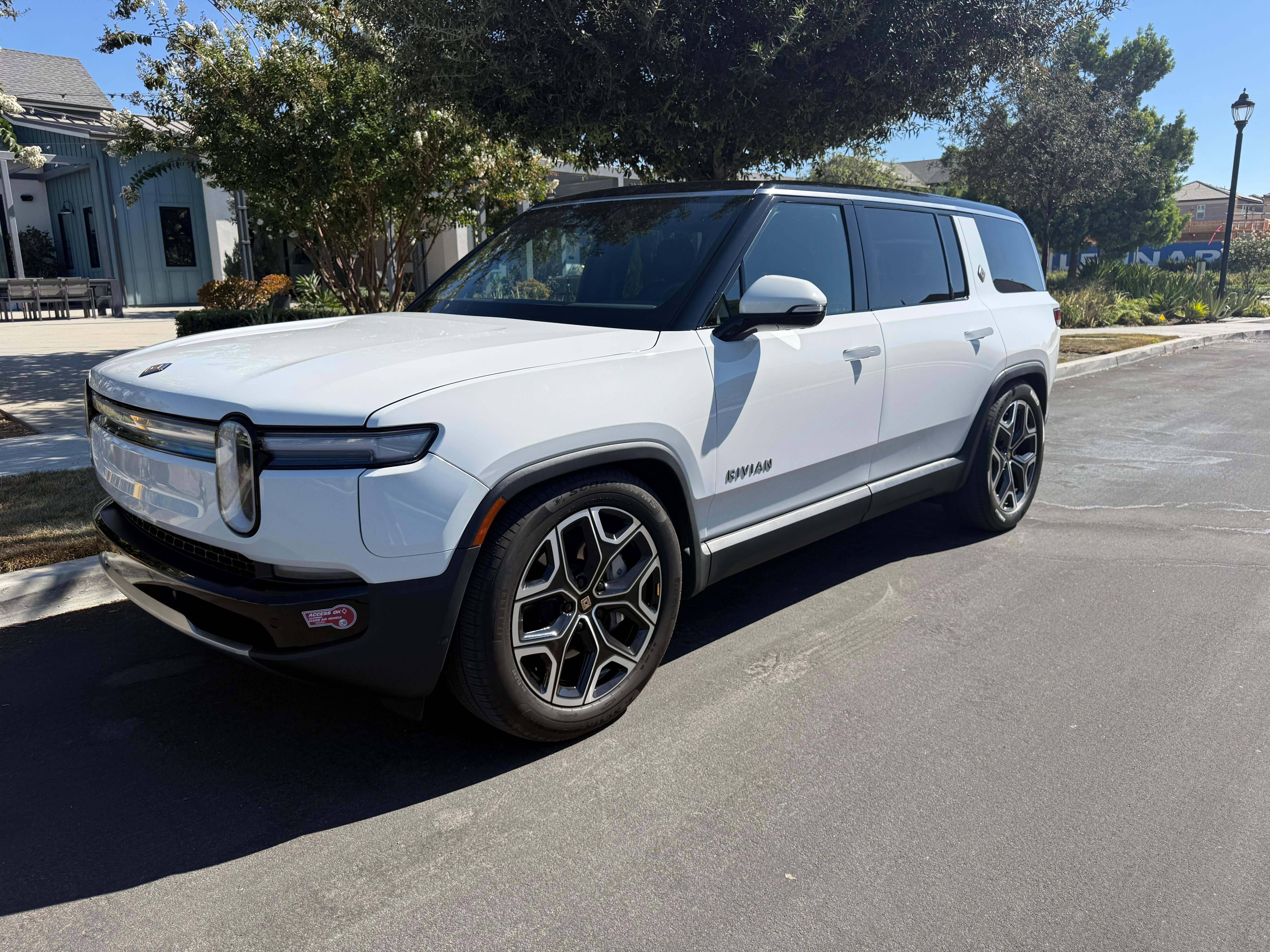 Rivian R1S 2025 in Montclair, CA