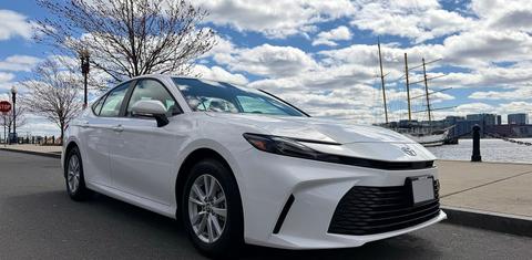 Toyota Camry Hybrid 2026