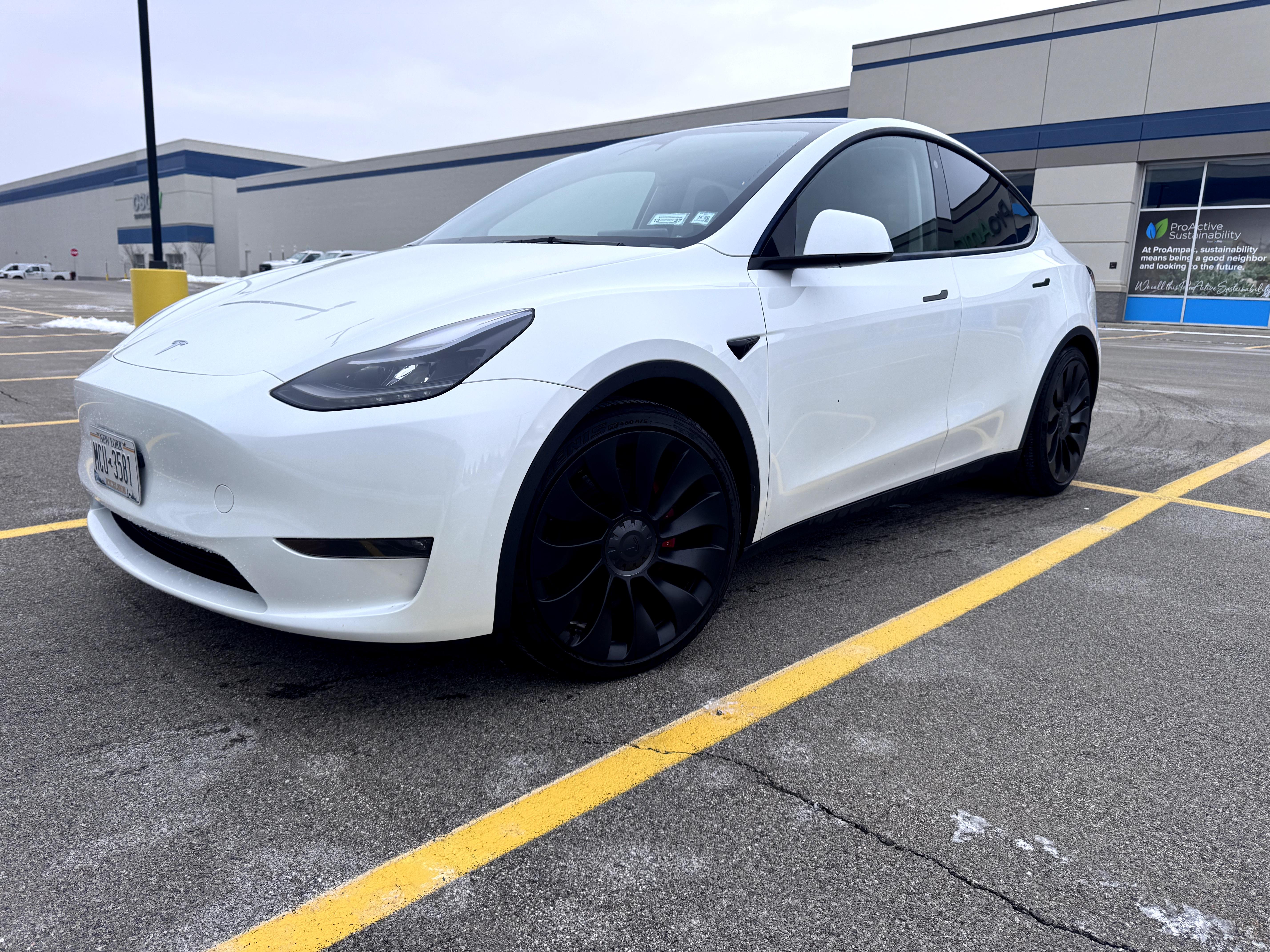 Tesla Model Y 2023 in Akron, NY