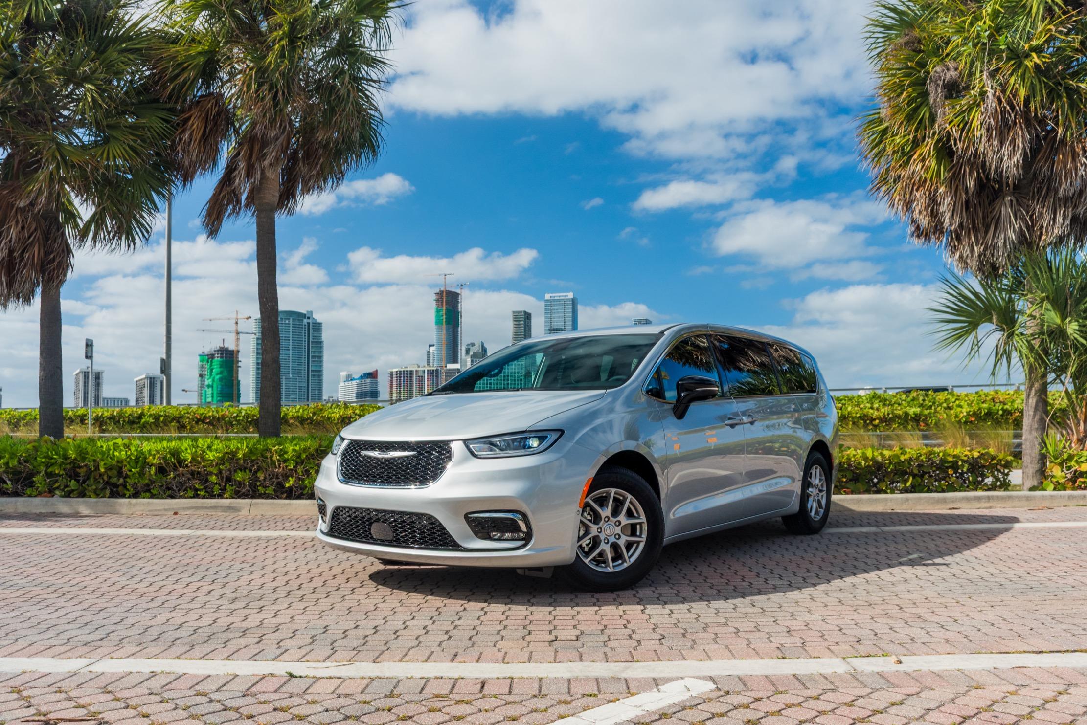 Chrysler Pacifica 2026 in Hialeah, FL