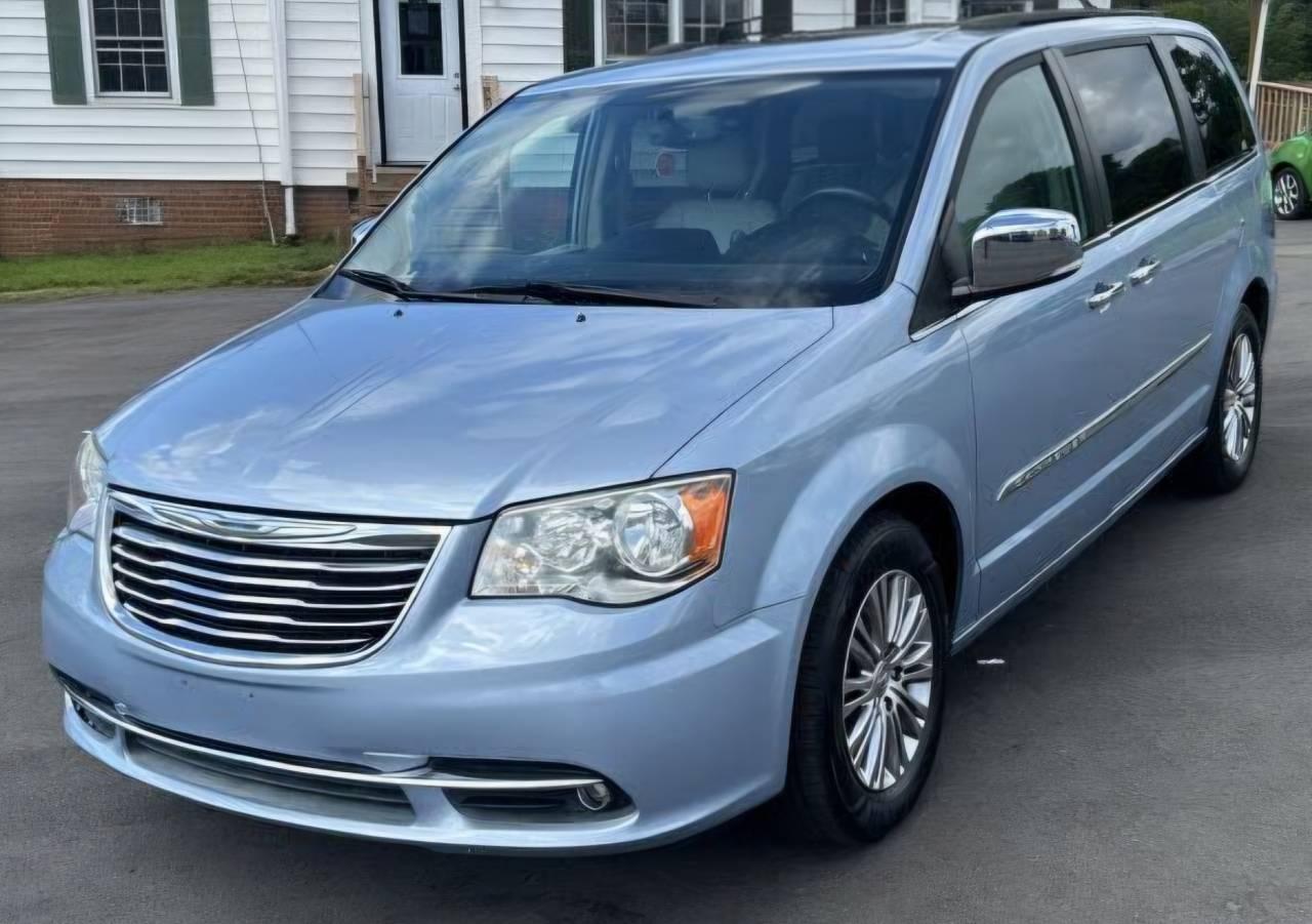Chrysler Town & Country 2013 in Duncan, SC
