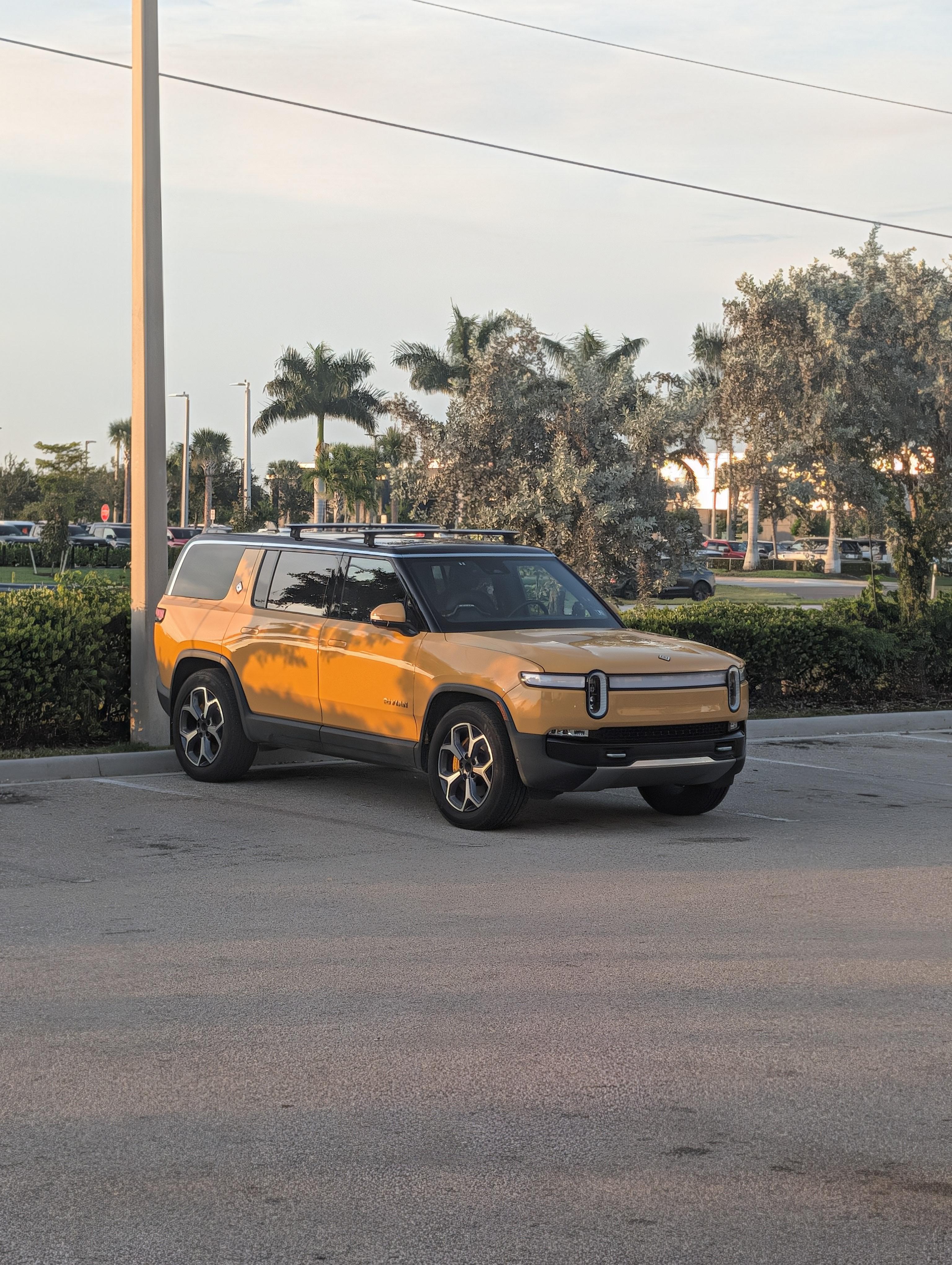 Rivian R1S 2023 in Cape Coral, FL