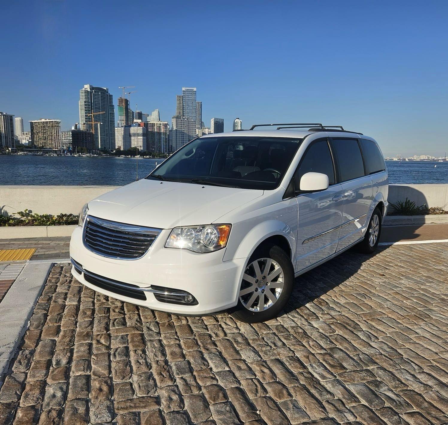 Chrysler Town & Country 2016 in Hialeah, FL