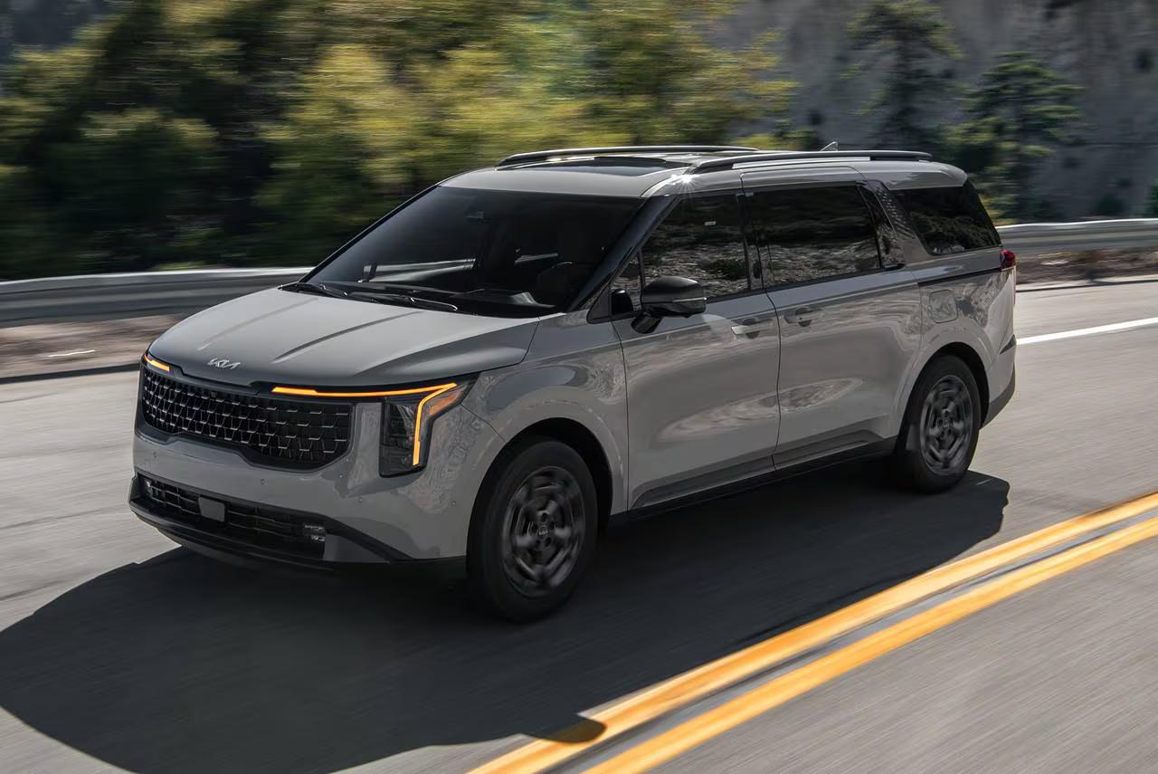 Kia Carnival Hybrid 2025 in 