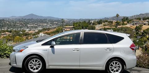 Toyota Prius v 2015