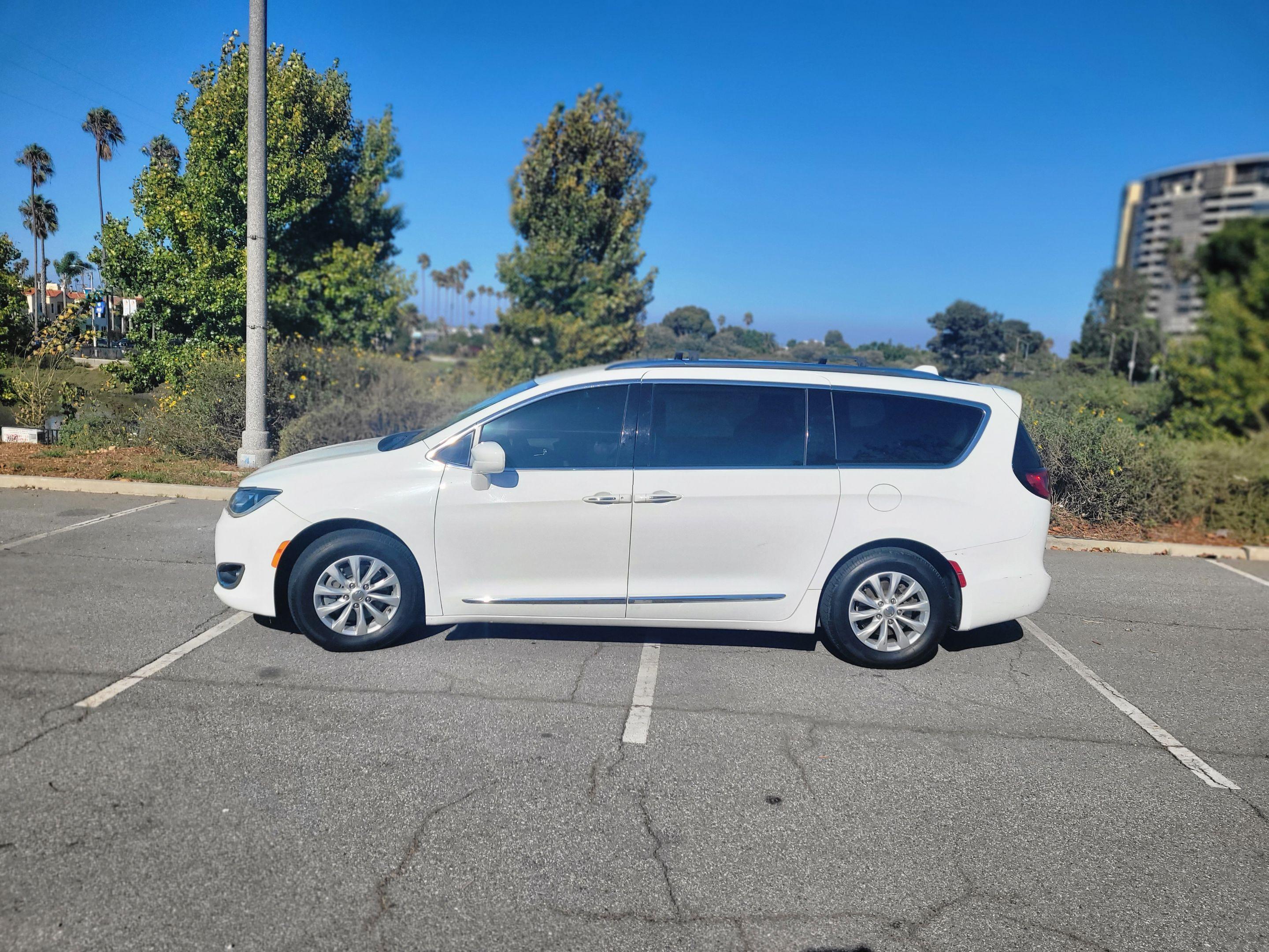 Chrysler Pacifica 2018 in Los Angeles, CA