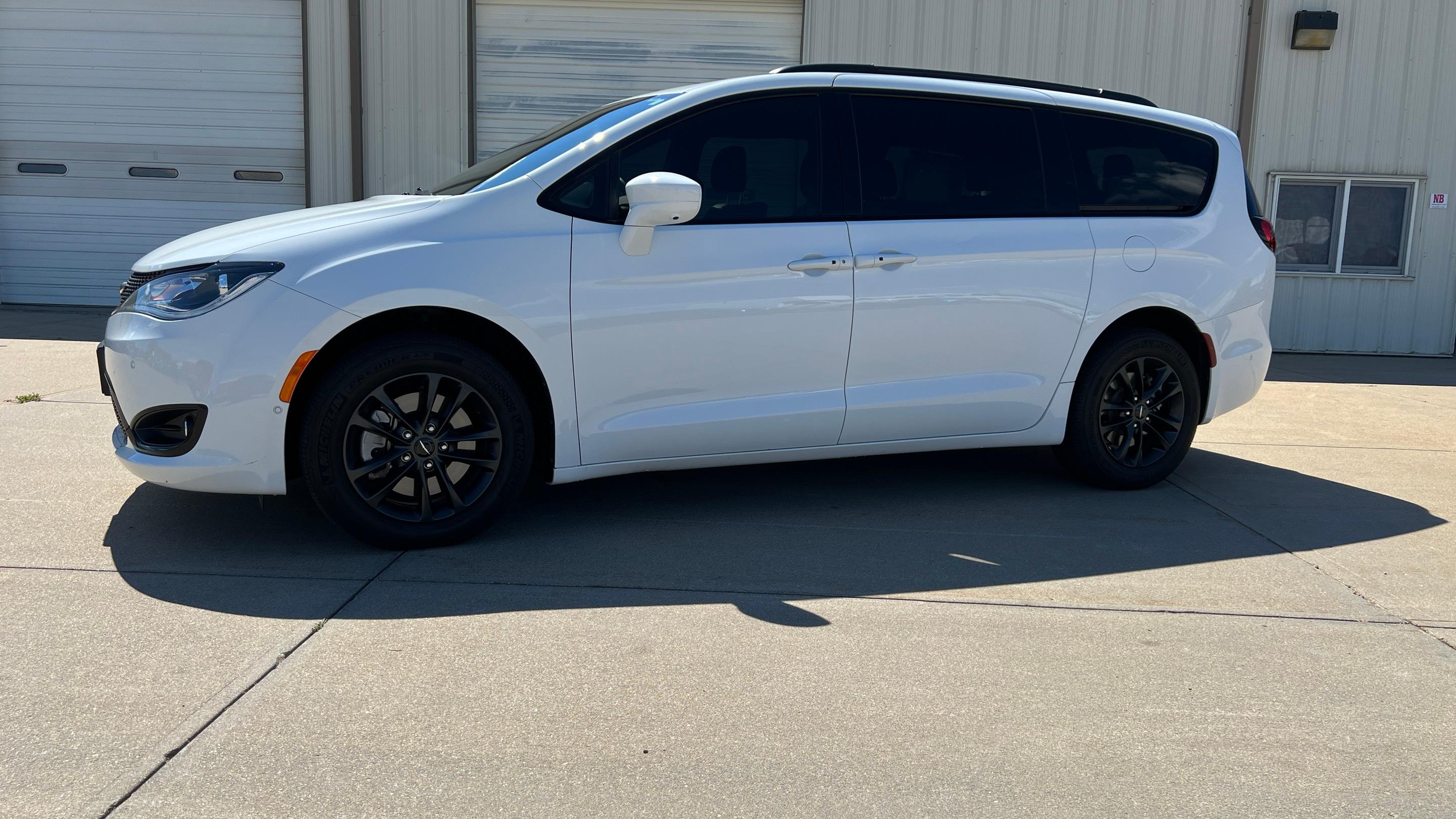 Chrysler Pacifica 2020 in Omaha, NE