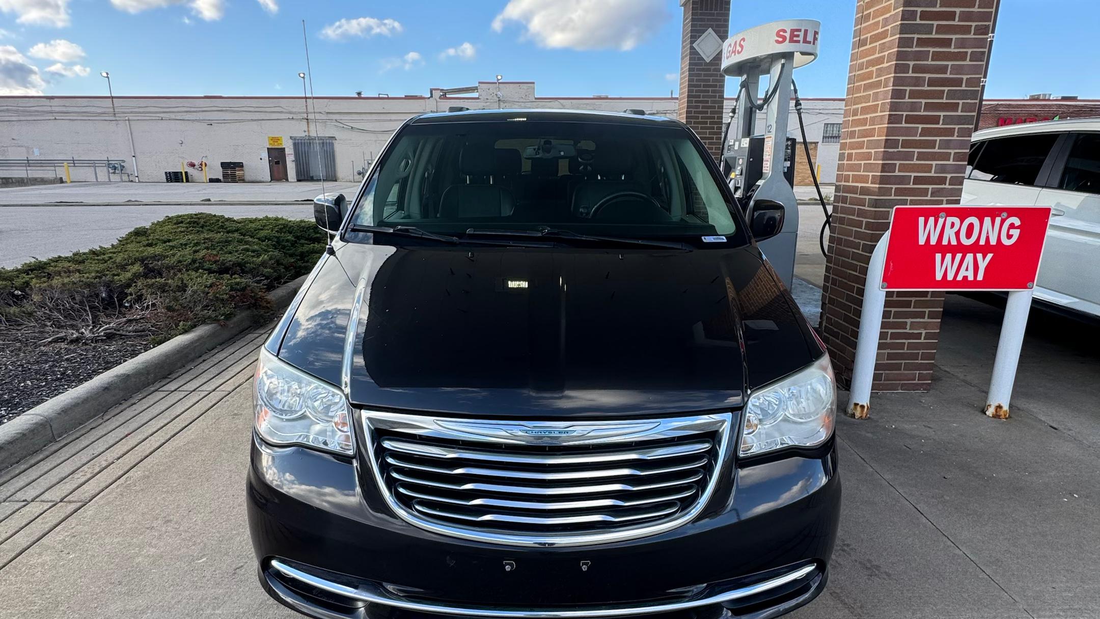 Chrysler Town & Country 2014 in Middleburg Heights, OH
