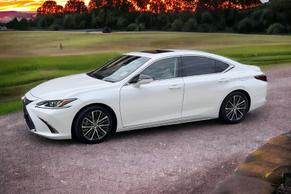 Lexus ES300h 2023 in Hillsdale
