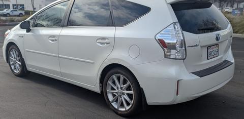 Toyota Prius v 2014