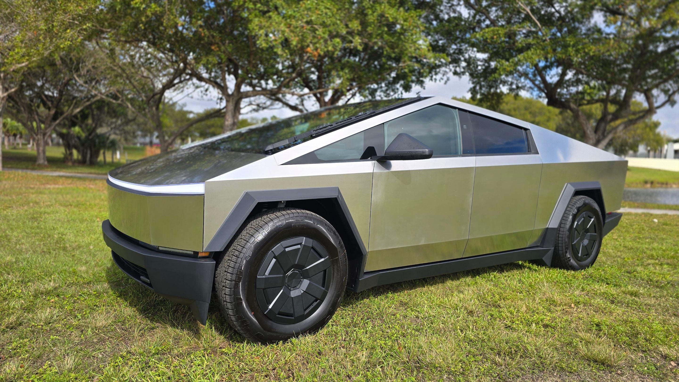 Tesla Cybertruck 2024 in Miami, FL